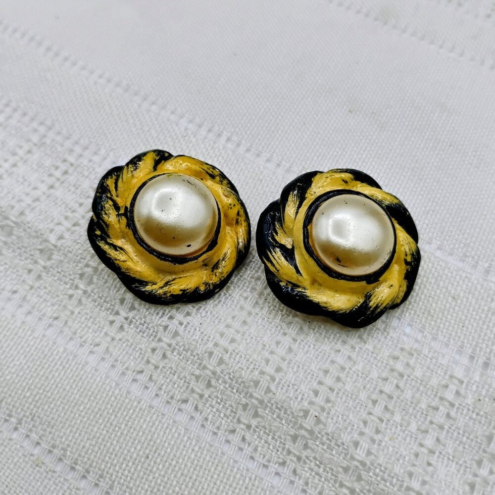 Antique flank buttons almost 1 inch, ceramic? Handpainted